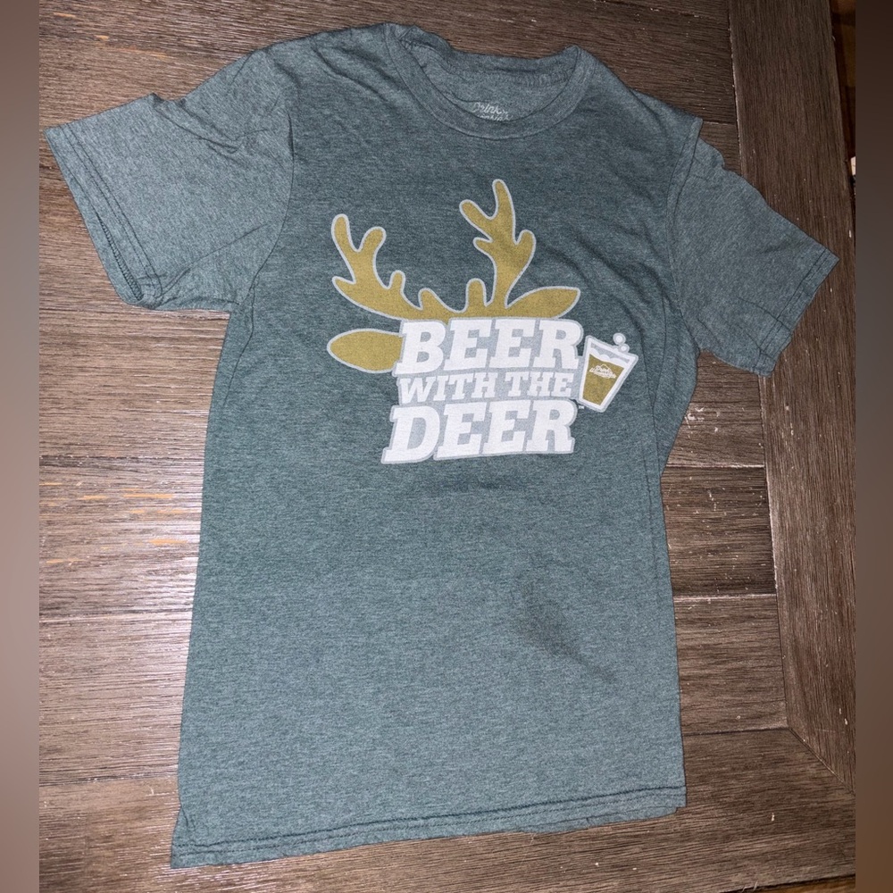 Beer With The Deer (Milwaukee Bucks) Drink Wisconsinbly Graphic Tee - Green S
